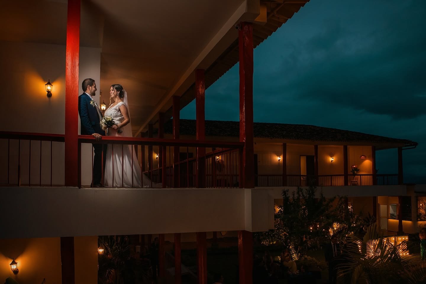 Boda en balcón colonial