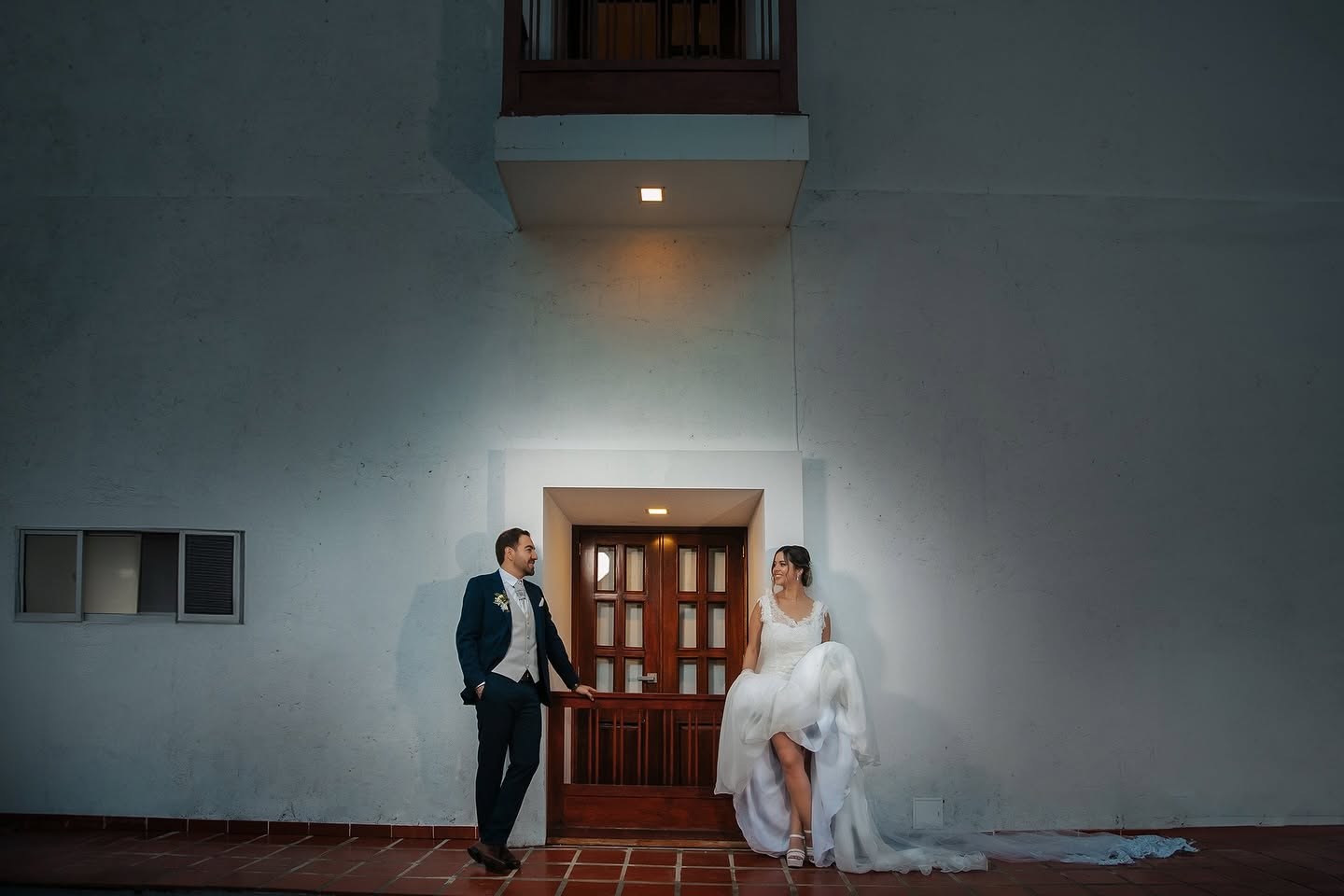 Pareja junto a puerta colonial