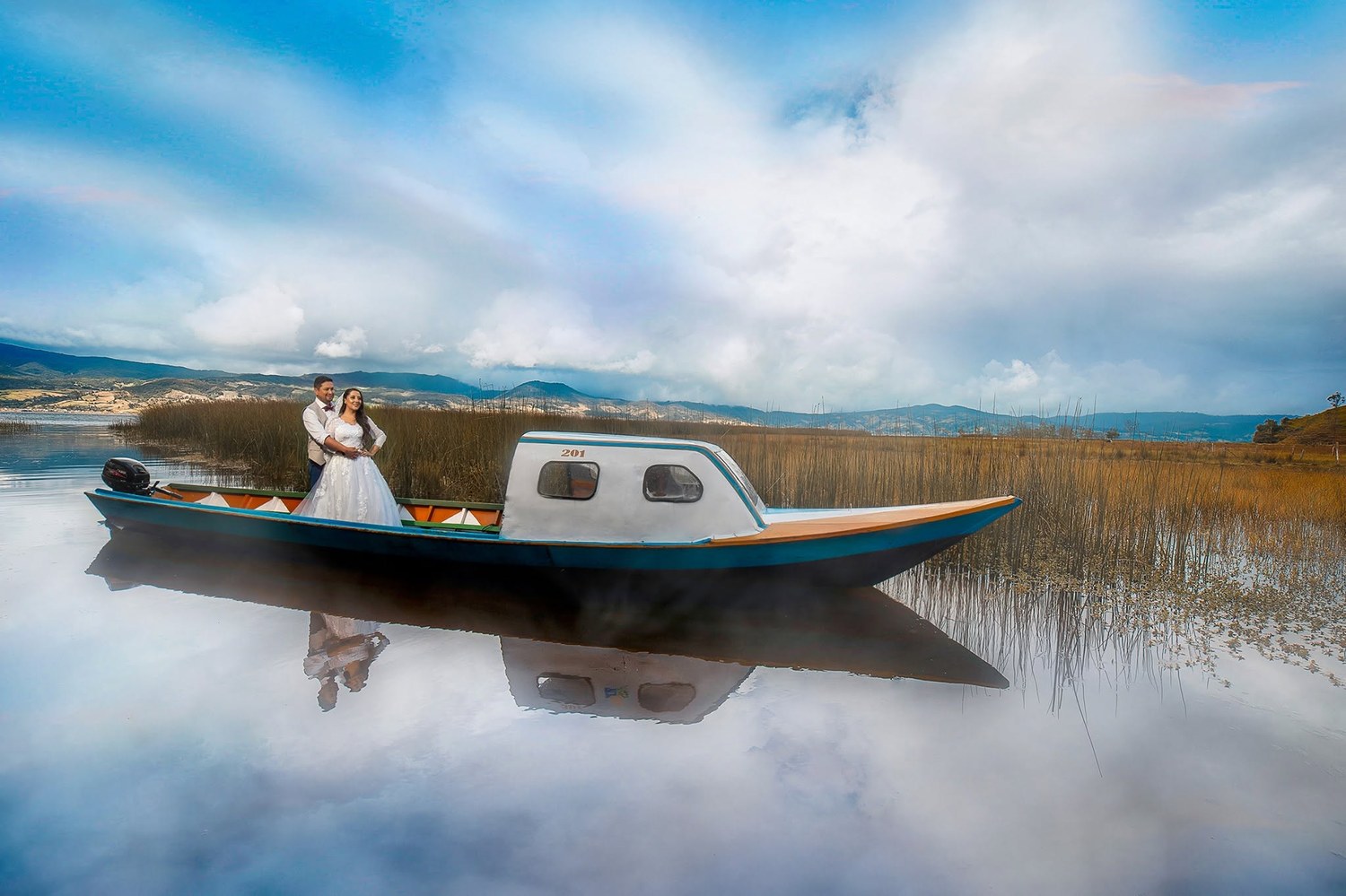 Pareja en bote en La Cocha