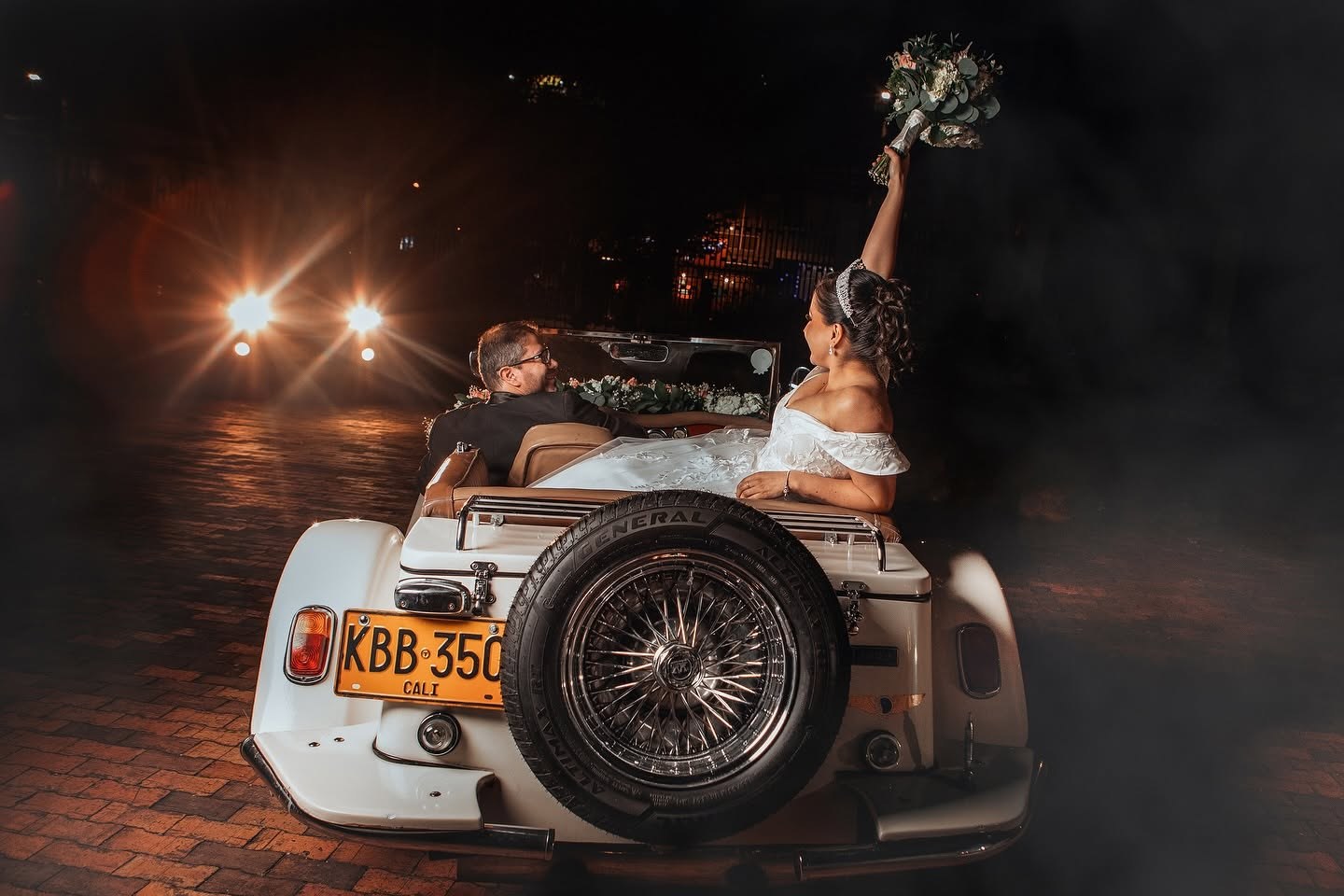 Novios en auto clásico