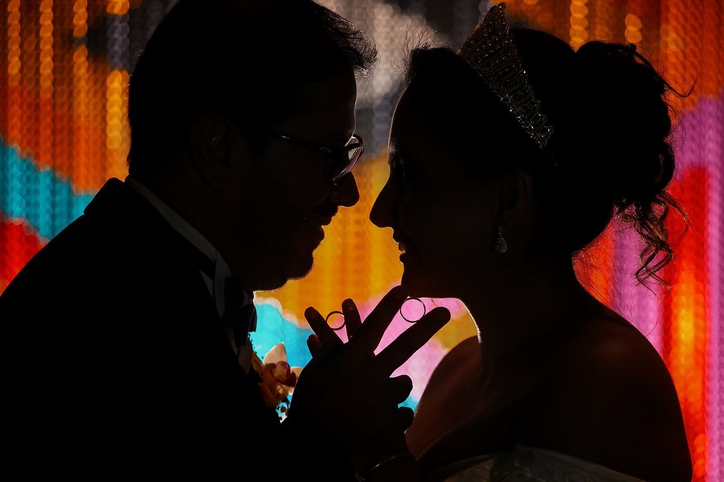 Silueta de pareja con luces