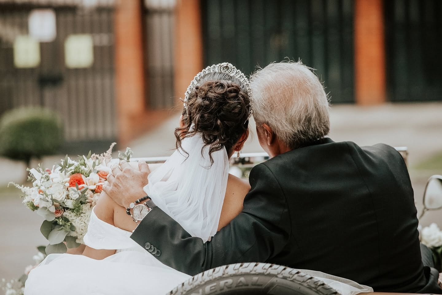 Novios de espaldas con ramo